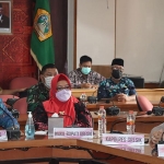 Bupati Gus Yani didampingi Wabup Bu Min bersama forkopimda saat rapat evaluasi. (foto: SYUHUD/BANGSAONLINE)