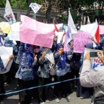 Ribuan guru saat menggelar demo di DPRD Gresik. Foto: Syuhud/ bangsaonline.com