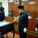 Penandatanganan persetujuan Raperda tentang Pelaksanaan APBD 2019 antara Bupati dan Ketua DPRD Trenggalek. foto: HERMAN/ BANGSAONLINE