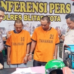 Kapolres Blitar Kota AKBP Leonard M. Sinambela saat menginterogasi kedua tersangka saat rilis di mapolres, Senin (27/1).