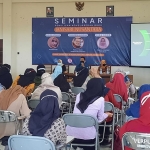 Seminar dan bedah buku di gedung perpustakaan lantai 3 Universitas PGRI Ronggolawe (Unirow) Tuban, Kamis (8/4/2021). (foto: ist)