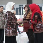 Bupati Kediri Haryanti Sutrisno saaat menyerahkan penghargaan kepada salah satu ASN Pemkab Kediri.