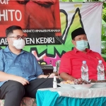 Ketua DPC PDIP Kabupaten Kediri, Murdi Hantoro (kanan) dan Calon Bupati Kediri, Hanindhito Himawan Pramana saat menyapa kader PDIP di Desa Kalibelo, Kecamatan Gampengrejo. Jumat (4/12). foto: Muji Harjita/ bangsaonline.com