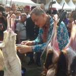 Ilustrasi: Warga menguliti kambing saat Hari Raya Idul Adha. foto: Warta Kota