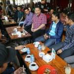 GAYENG: Whisnu Sakti Buana saat berbincang dengan Komunitas Upgrading Surabaya di Kafe Rolak Gunungsari Surabaya. foto: maulana/BANGSAONLINE