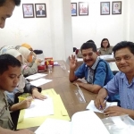 Proses penyerahan laporan penerimaan sumbangan dana kampanye dari peserta pemilu ke KPU Jatim.