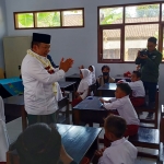 Bupati Jember Hendy Siswanto saat menyapa siswa-siswi SDN Jamintoro 03.