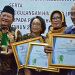 SELAMAT: Bupati Sidoarjo H Saiful Ilah saat menerima penghargaan Pembina K3, Jumat (1/2) . foto: ist