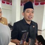 Bupati Jember saat memberi keterangan ke awak media.