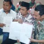 Para kepala desa saat menunjukkan surat pernyataan yang berisi penolakan keterlibatan AKD dalam politik praktis. (foto: suwandi/BANGSAONLINE)