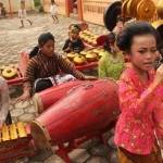 LESTARIKAN BUDAYA: Siswa-siswi SD di Desa Ngetos, Nganjuk saat berlatih karawitan dengan alat musik tradisional. foto: soewandito/ BANGSAONLINE