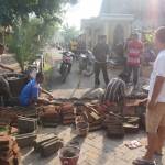 Warga membangun tembok pembatas atar desa tersebut untuk menghindari tawuran lebih parah. foto: RONY S/ BANGSAONLINE