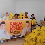 Tim Rumah Aspirasi Adies Kadir saat membagikan sembako di wilayah Surabaya. Foto: ist.
