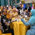 Khofifah dan Imam Nahrawi berbincang akrab di acara ngunduh mantu Prof Ridwan Nasir di Sport Center, UIN Sunan Ampel (UINSA), Surabaya. foto: istimewa