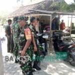 KAGETKAN WARGA: Sejumlah anggota TNI siang tadi mendatangi warung yang berada di pinggir sawah untuk memberikan sosialisasi pembelian gabah langsung oleh Bulog. foto: EKY NURHADI/ BANGSAONLINE