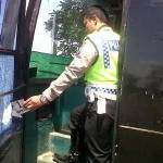 Petugas mengecek kondisi bus pariwisata di kantor Dishub, Jl By Pass Mojokerto, kemarin. [foto: gunadhi]