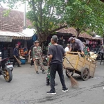Sinergitas TNI Polri, Pemerintah dan Lembaga Lintas Sektor saat membersihkan Areal Pasar Pahing. (Ist)