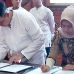 Walikota Mojokerto, Ika Puspitasari saat melakukan penandatanganan MOU KSB kesepakatan bersama antara ketua PMI dengan Ketua PPNI.