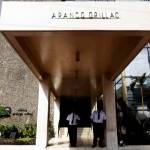 Petugas keamanan berjaga di depan Gedung Arango Orillac, lokasi perusahaan firma hukum Mossack Fonseca bermarkas di Panama (6/4). foto: reuters