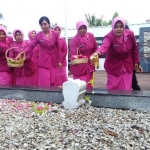 Sebanyak 20 lebih anggota Bhayangkari Cabang Kota Malang, yang dikomando Ketua Bhayangkari Susi Asfuri melakukan ziarah ke makam pejuang dan pahlawan.