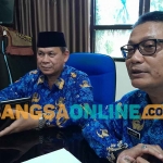 Sekdakab Situbondo, Wawan Setiawan, dan Kepala DPUPP Situbondo, Eko Prionggo Jati, saat wawancara dengan sejumlah wartawan. Foto: SYAIFUL BAHRI/BANGSAONLINE