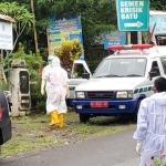 Petugas mengevakuasi santri positif Covid-19 untuk dibawa ke ponpes tangguh.