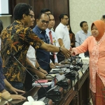 Risma dalam rapat pembentukan tim khusus untuk merumuskan pusat pengolahan limbah B3.