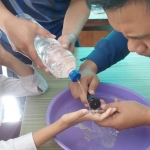 Petugas Damkar saat melepas cicin yang tersangkut di jari siswi SD. (Ist)