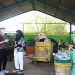 Para peneliti saat tinjau lapang di TPS3R Kelurahan Banjaran. Foto: Ist.