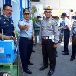 
Kadishub dan Kasat Lantas Polres Bondowoso saat melakukan uji emisi terhadap MPU Bondowoso.foto:yogik mz/BANGSAONLINE