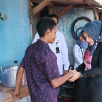 Bupati Mojokerto, Ikfina Fatmawati, saat menyerahkan bantuan modal untuk disabilitas.