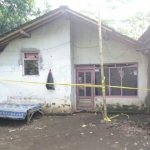 Rumah yang jadi TKP tampak digaris polisi.