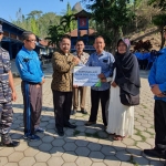 Jajaran Kantor Cabang Perintis BPJS Ketenagakerjaan Trenggalek saat menyerahkan klaim Jaminan Kematian kepada orang tua siswa di SMK Negeri 1 Watulimo, Kamis (7/11).