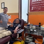 Kasi Humas Polres Tuban bersama Ketua PWI Suwandi saat foto bersama ketika donor darah.
