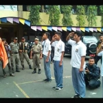 Siswa yang kepergok bolos disanksi menghormat bendera. 