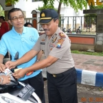 LSM Gempar saat menggelar aksi peringatan hari anti korupsi di depan kantor Kejari Lumajang.