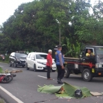 Jenazah korban meninggal ditutupi daun pisang sebelum dievakuasi.