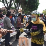 Gubernur Jawa Timur Khofifah Indar Parawansa memberikan bantuan kepada para tukang becak yang ditemui dalam perjalanan gowes di Banyuwangi, Sabtu (14/11/2020). foto: ist/ bangsaonline.com