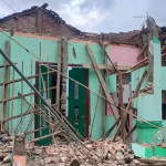 Kondisi atap bangunan Aula Kantor Kelurahan Jrebeng Lor, Kota Probolinggo, yang runtuh.