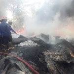 Kondisi bangunan gudang rata dengan tanah usai dilalap api.
