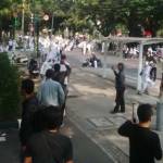 Para anggota FPI dan polisi di lokasi rusuh. Foto: merdeka.com