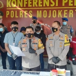 Kapolres Mojokerto AKBP Dony Alexander saat memberikan keterangan pers.