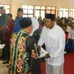 Bupati Sumenep Abuya Busyro Kariem saat memberikan bantuan secara simbolis di gedung Korpri. (faisal/BANGSAONLINE)
