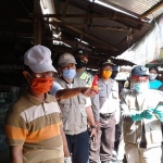 Petugas Pemkab Gresik saat mendatangi Pasar Ikan Tradisional Balongpanggang untuk ditutup. (foto: SYUHUD/ BANGSAONLINE)