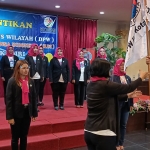 Ketua Umum DPP Ikatan Langkah Dansa Indonesia (ILDI) Ambar Susilastuti (kanan) saat menyerahkan bendera pataka kepada Ketua DPW ILDI Kota Kediri Masa Bhakti 2021-2025 Maria Dominica Kasiatun, S.E. (foto: MUJI HARJITA/ BANGSAONLINE)
