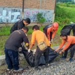 Evakuasi pria tanpa identitas di perlintasan KA, di Pakal, Surabaya. Foto: Ist.
