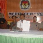 Ketua KPU Situbondo didampingi komisioner lainnya menunjukkan SK penetapan pasangan calon. (foto: hadi prayitno/BANGSAONLINE)