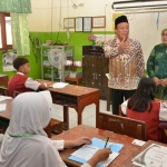 Bupati Fadeli saat sidak kesiapan USBN dan UNBK di Lamongan.