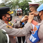 Kapolres Tuban, AKBP Darman saat memasangkan pin kepada anggota tanda dimulainya Operasi Keselamatan Semeru 2022.