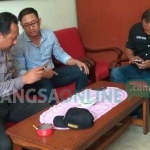 Reza (tengah) saat mendatangi Polsek Kediri Kota untuk melaporkan istrinya yang diduga selingkuh dengan ajudan Wali Kota. foto: ARIF KURNIAWAN/ BANGSAONLINE